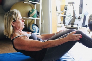Profissional Cláudia Leister fazendo ginástica aeróbica