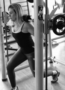 Cláudia Leister fazendo musculação